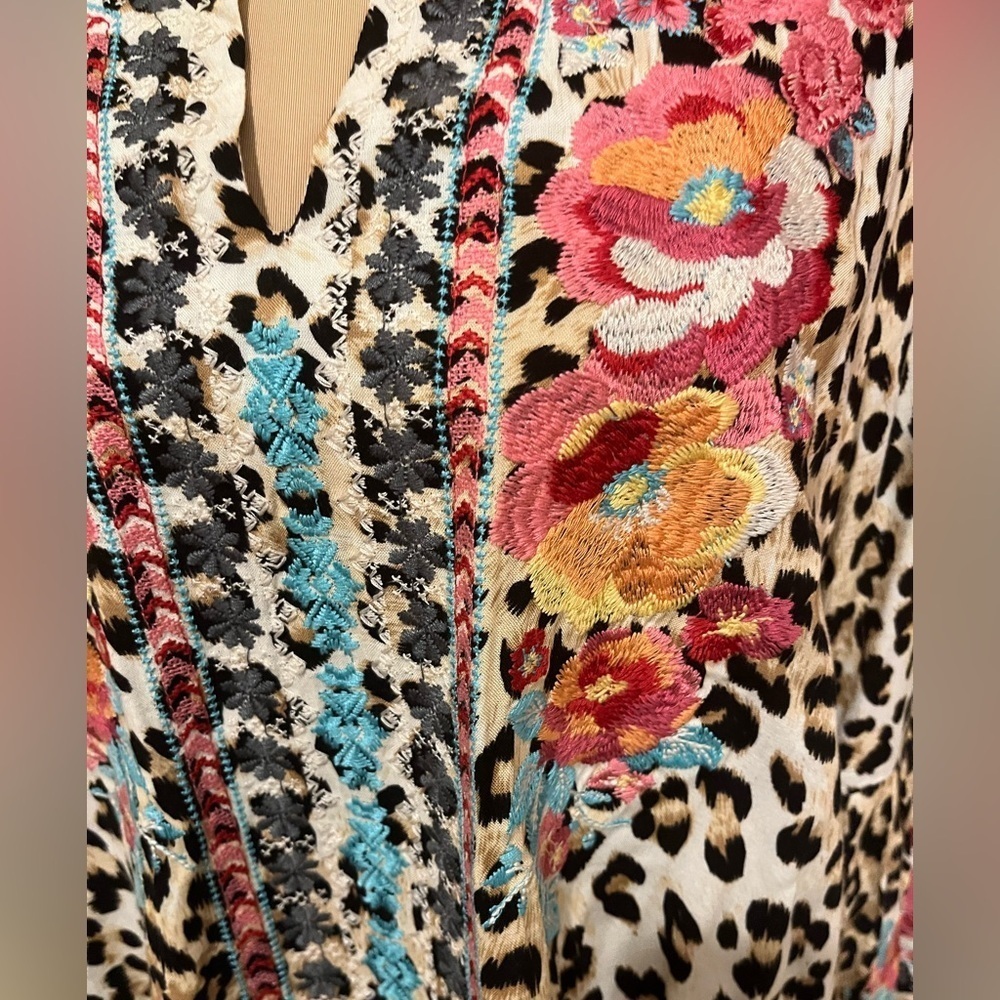 SAVANNA JANE Floral Embroidered Leopard Bell Sleeve Tunic Top - Large - Picture 7 of 10